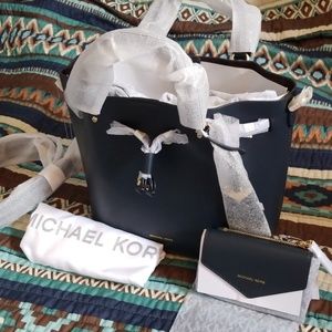 Michael Kors Leater Bucket  bag and wallet set